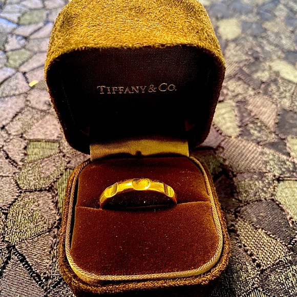 Tiffany & Co Paloma’s Groove 18K Gold Ring 3mm - Picture 1 of 3